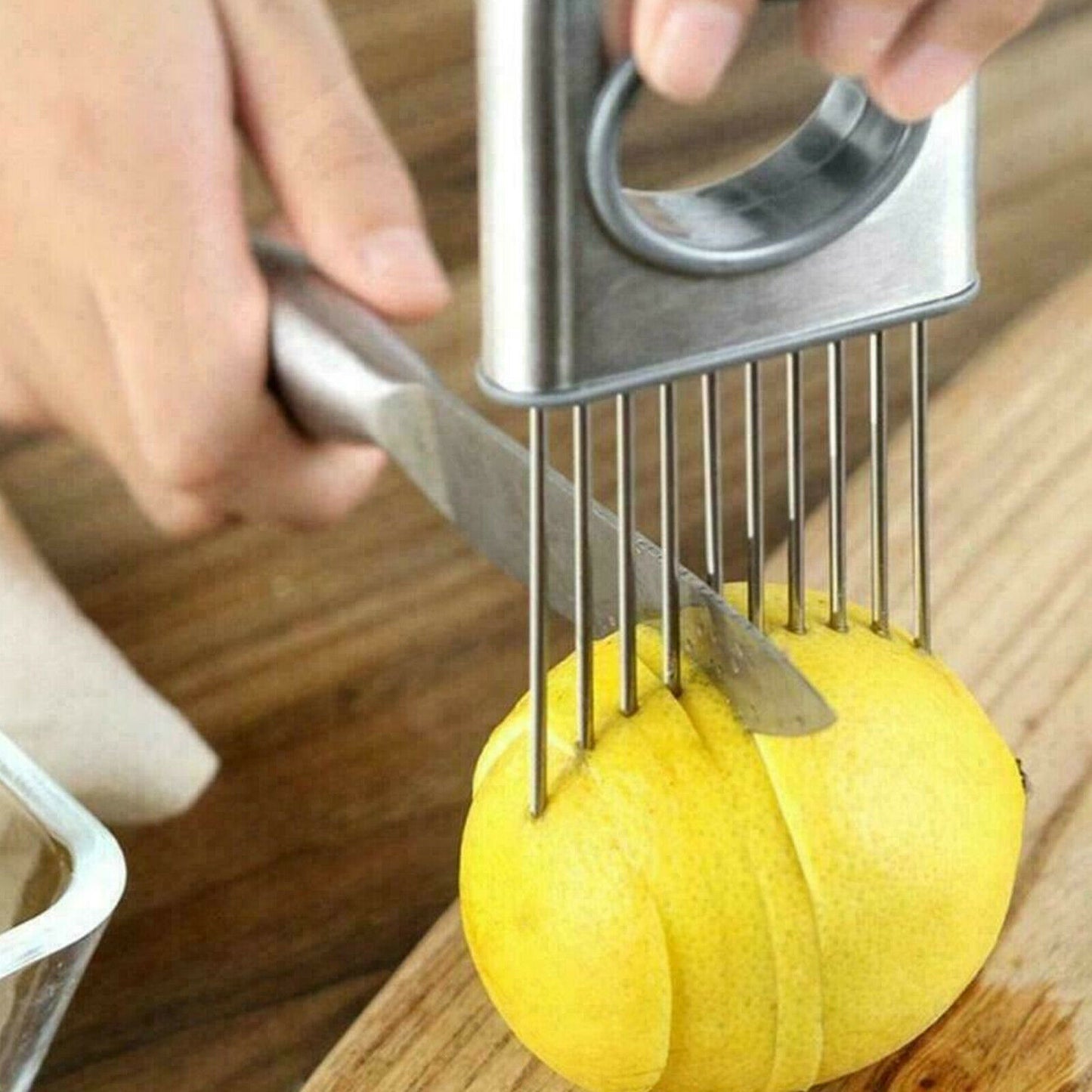 Support à Oignon avec Pic Inox – Coupe-Légumes Sécurité Mains Libres - démonstration produit Ustensilio