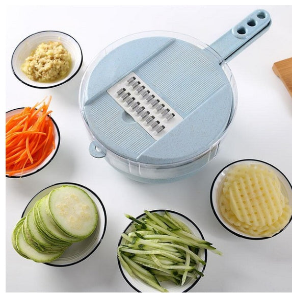 Mandoline de cuisine professionnelle avec légumes tranchés en julienne