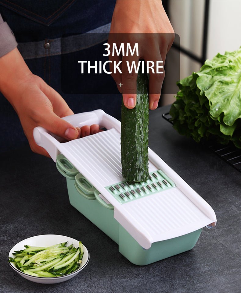 Ustensile multifonction en action dans une casserole pour remuer