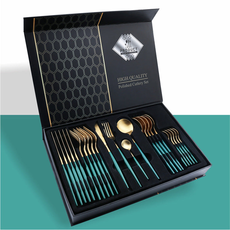 Présentation du coffret ouvert avec tous les couverts organisés par type