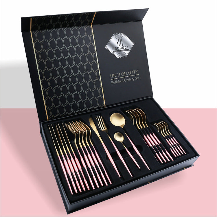 Couteaux fourchettes et cuillères du set 24 pièces alignés sur table