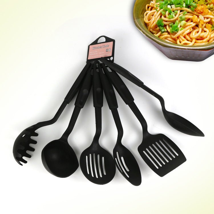 Spatules silicone de cuisine avec manches ergonomiques sur fond clair