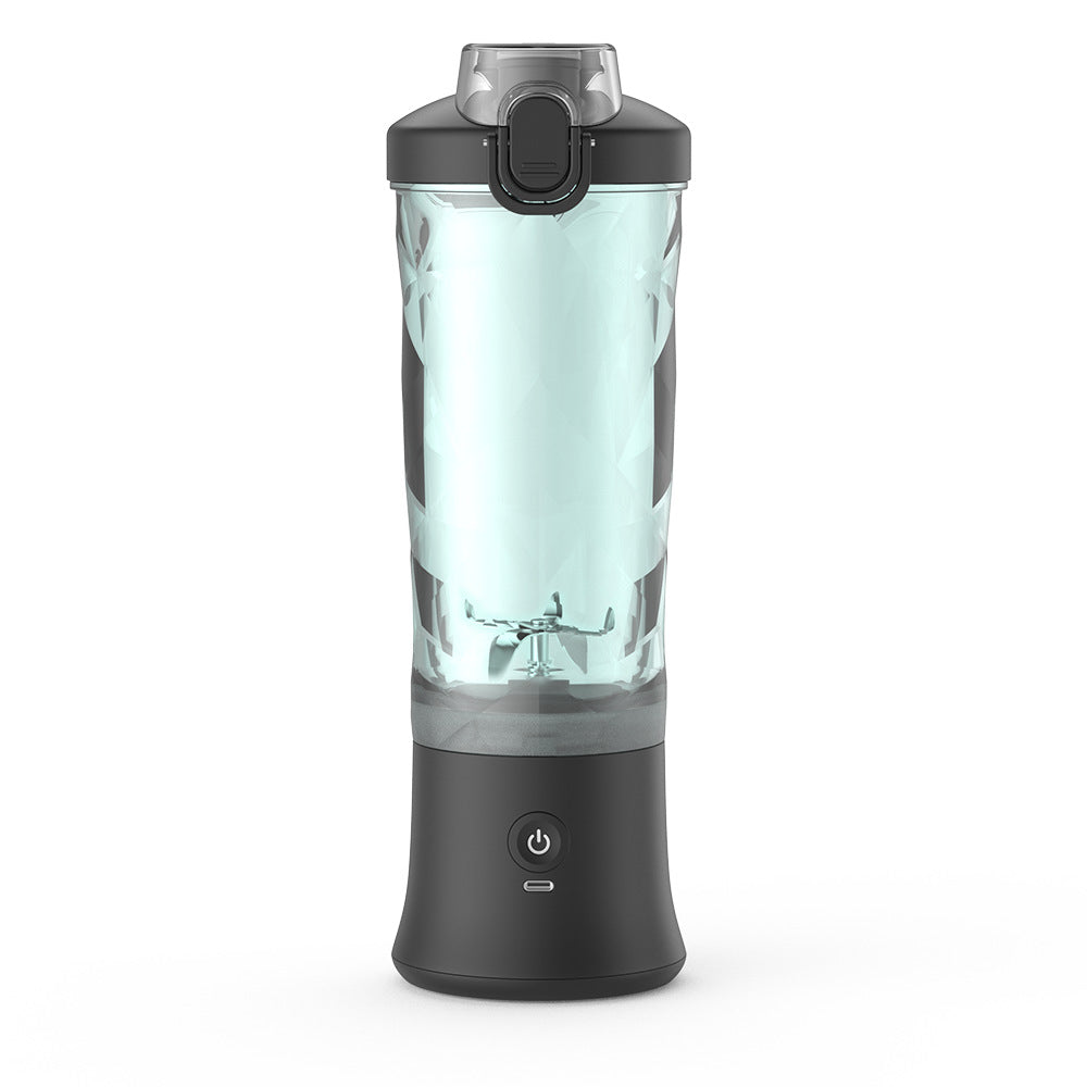 Mixeur USB en main montrant sa taille compacte pour emporter partout