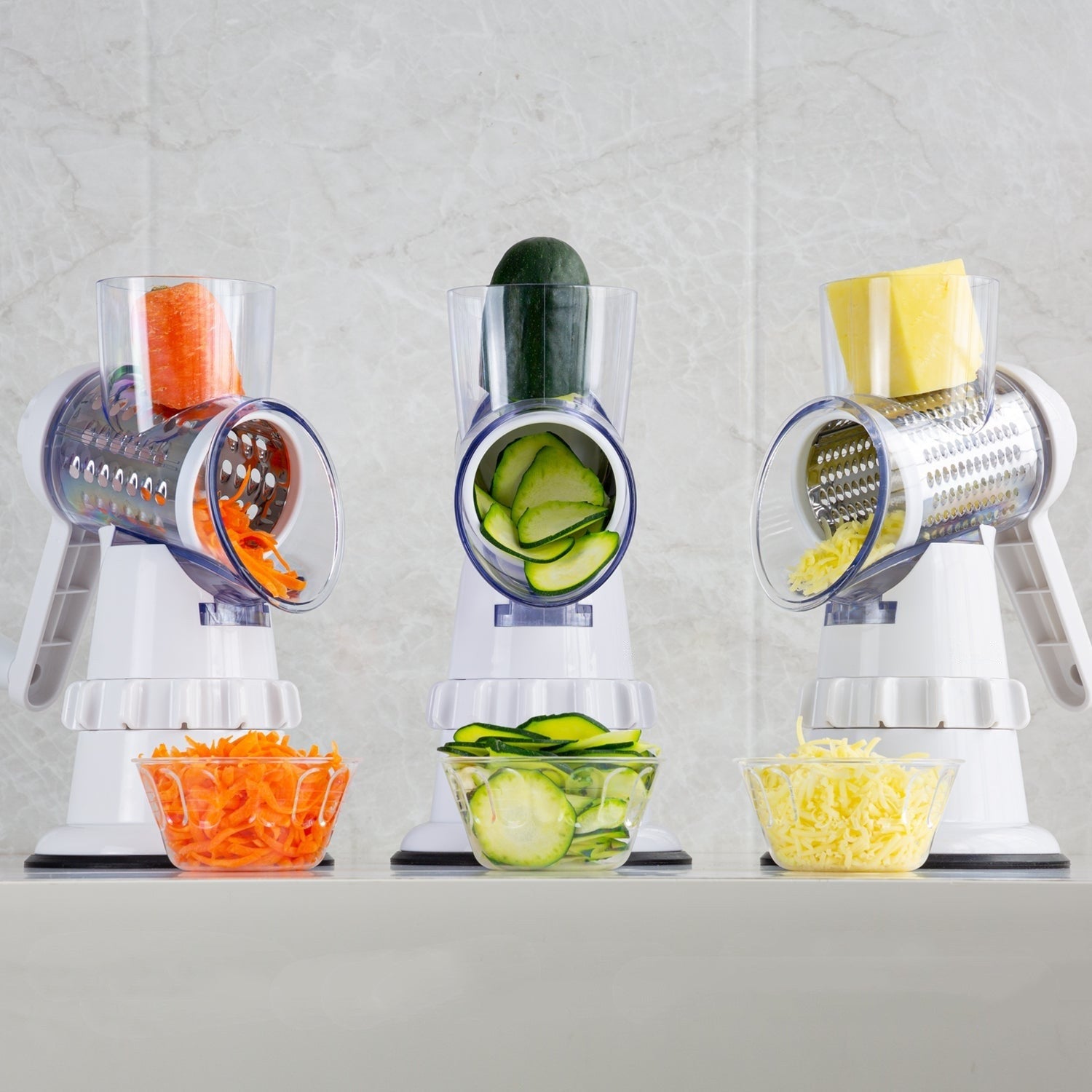 Râpe et éminceur à légumes avec légumes frais découpés en julienne
