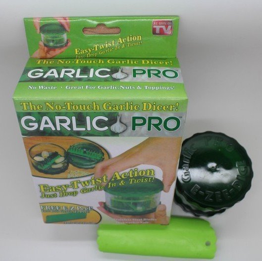 Gousses d'ail épluchées grâce au gadget de cuisine en silicone